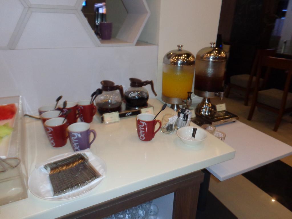 Berry Biz Hotel Seminyak  Luaran gambar